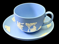 Wedgwood blau-weiße Jasperware Tasse m. Untertasse England Motiv 1  5,8 x 8,2 cm