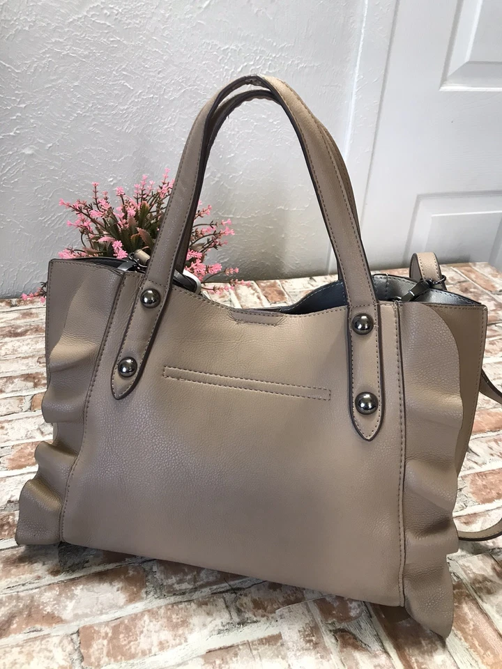 Bolso de mano Jessica Simpson marrón con volantes imitación cuero con dijes florales 9"x13 Foto 2 de 4