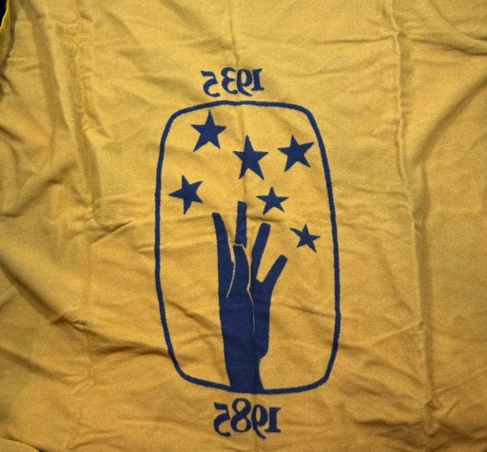 Pendleton Leo Burnett Co. 50th Anniversary Wool Blanket Set with Bag Size 62x76 - Image 2 of 4