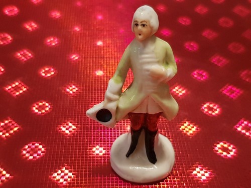 Beautiful tiny old porcelain figurine lovely condition. L60y