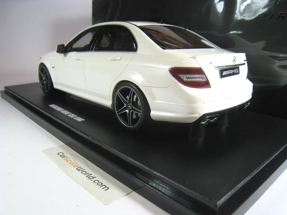 MERCEDES BENZ C63 AMG 2007 (W204) 1/18 GT SPIRIT (DIAMOND WHITE) - Imagen 3 de 3