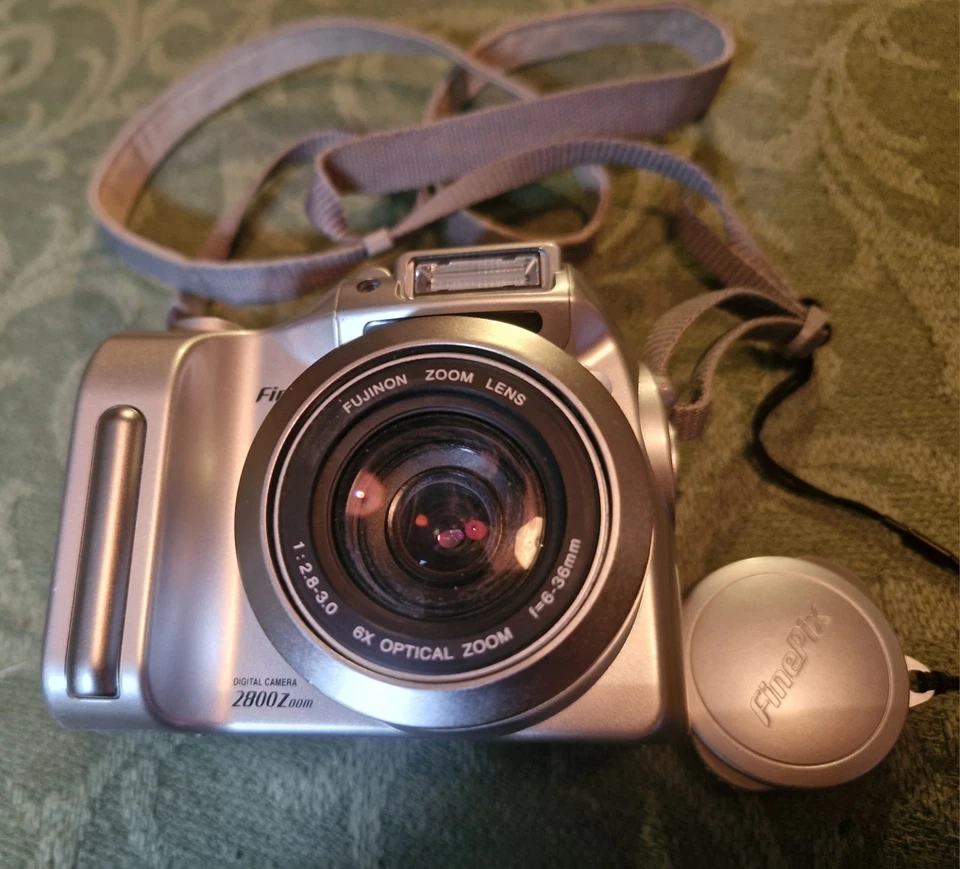 Vintage Silver Fijifilm FinePix 2800 Zoom Digital Bridge Camera c.2000s, photo 1 of 5