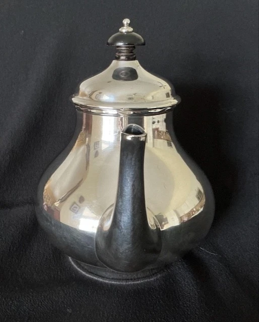 De colección. Tetera de plata maciza hecha en Holanda, 1944. 36 oz. Líneas elegantes y clásicas. Foto 4 de 4