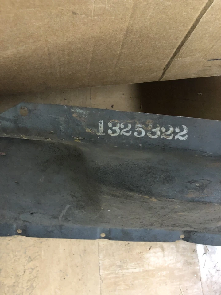 Desoto Chrysler Windsor 1951-1952 6, 8 cilindros guardabarros placa protectora 1325322 nuevo en stock Foto 3 de 4