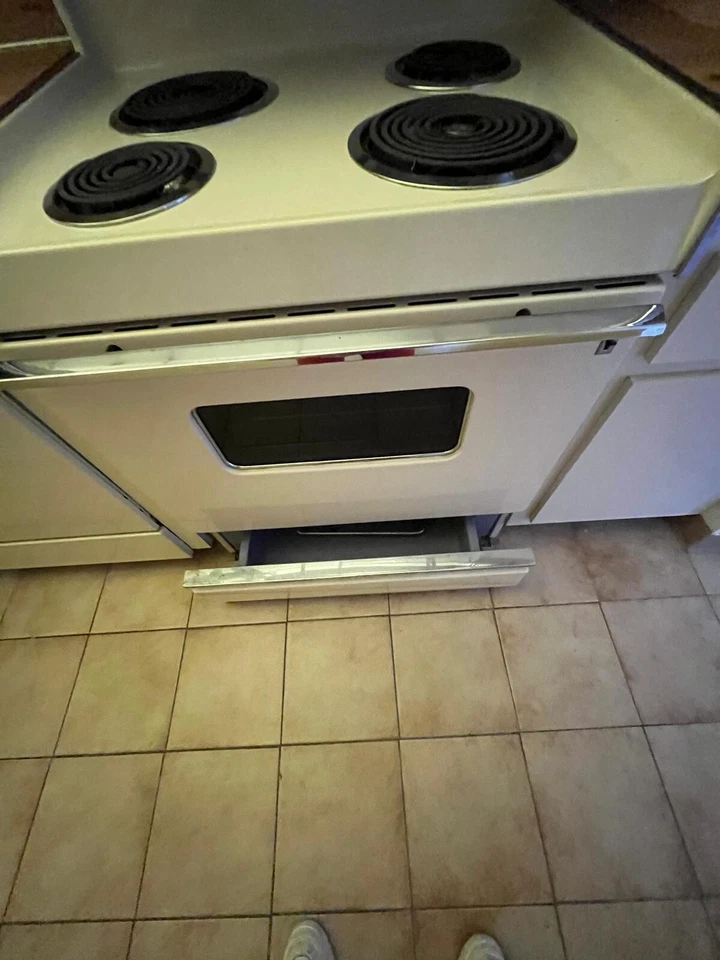 Original Vintage 50 Year General Electric Range + Oven/Microwave. Works Perfect! - Image 3 of 4
