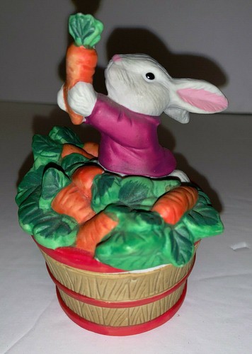 Porcelain Round Box shaped like a Barrel with Rabbit & Carrot on top - Imagen 2 de 11