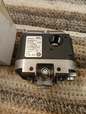 #ad New In Box KROMSCHRODER DG550U 3 Gas Pressure Limiter $75.00