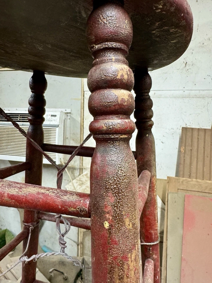Taburete redondo de madera primitivo rústico antiguo de colección pintura roja alambre torcido Foto 4 de 4
