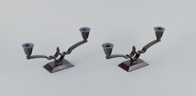 Just Andersen, Paar zweiarmige Art Deco Kerzenleuchter aus ''Disko'' Metall.
