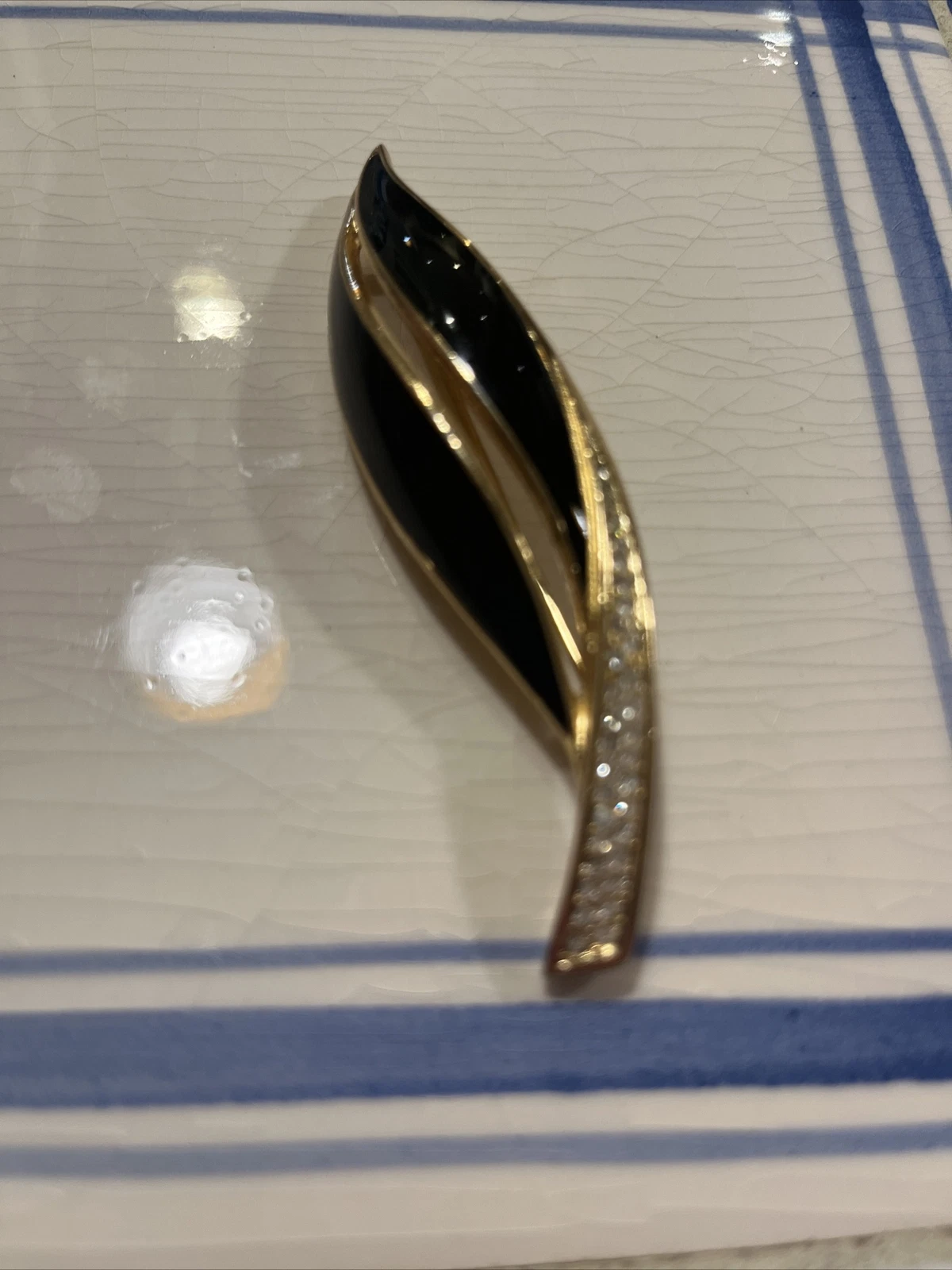 Broche feuille cristal émail noir signée Christian Dior signée années 1970 plaquée or