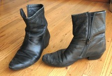 De la Rentis Beatle Style Black Ankle Boots Cuban Heel Size 7.5