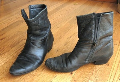 De la Rentis Beatle Style Black Ankle Boots Cuban Heel Size 7.5