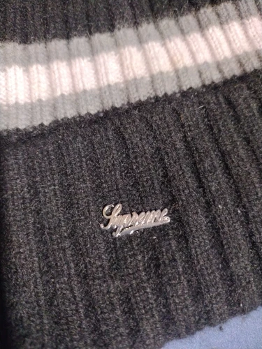 Bonnet Supreme rayure noire FW 23