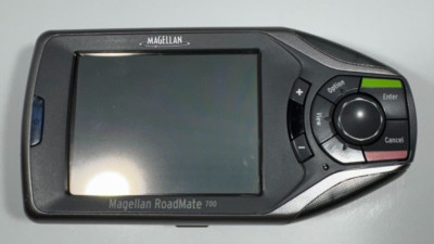 Magellan Roadmate 700 Wireless 3'' LCD Touchscreen Portable GPS Navigator w/ Bag