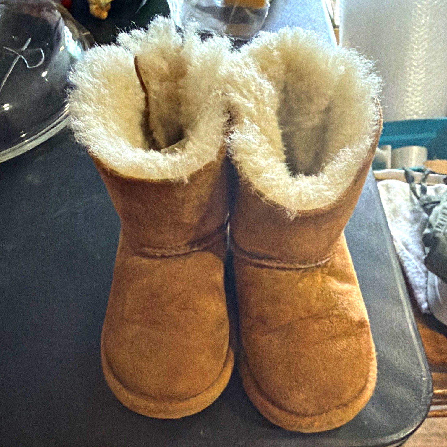 UGG Mini Bailey Bow Kids Brown Suede Lined Ankle Bootie Pull On US 9 EU 26