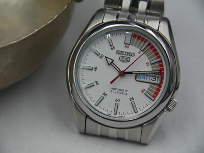 SEIKO 5 WHITE&RED 21 Jewels Automatic Men's Watch Mint Condition SNK573K1- NEW.!