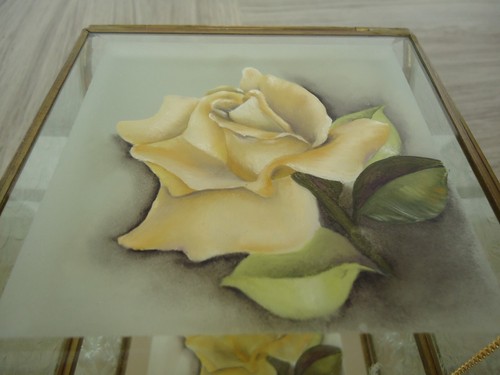Joyero de colección de latón biselado vidrio pintado a mano color amarillo crema rosa espejo fondo - Imagen 7 de 10