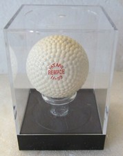 SOPORTE PARA PELOTAS DE GOLF DE PLÁSTICO TRANSPARENTE - SIN USAR CON UNA REPRODUCCIÓN COMO NUEVA PELOTA DE GOLF ZARZA