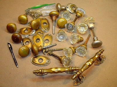 LOT ANTIQUE BRASS AND GLASS DOOR KNOBS AND TWO OFF-SET GRAB BARS