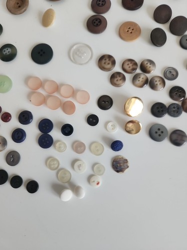 Assorted Vintage Buttons Job Lot X 100 Buttons Retro Variety - Picture 6 of 9
