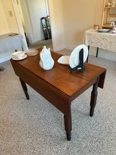 Early 20th Century Cherry Drop Leaf Table In Excellent Condition