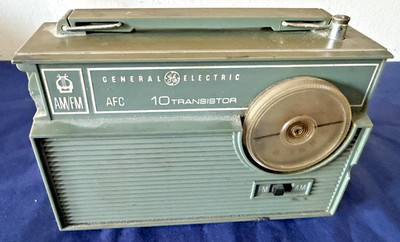 Vintage G.E. AFC 10 Transistor AM FM Radio green Model P1818B - NOT WORKING