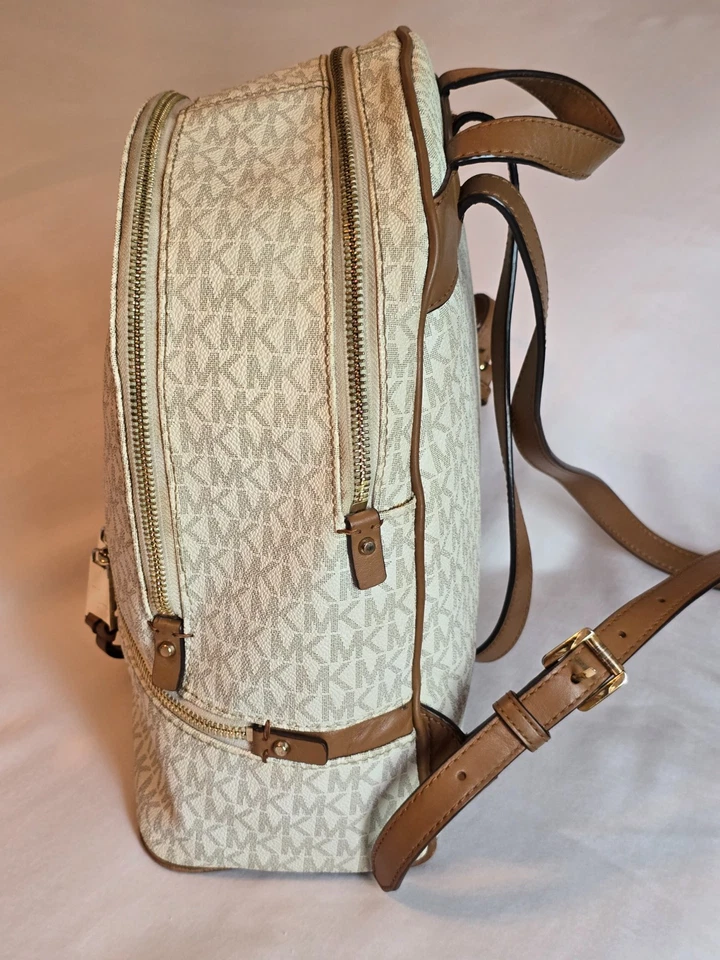 Mochila Michael Kors Rhea Mediana Signature Logo Beige Foto 3 de 4