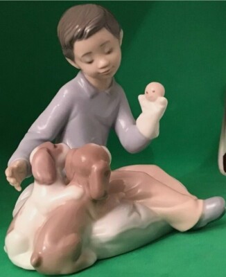 Hervorragende Lladrò Porzellan #6983 ''''Growing Up Together'''' Junge, Welpen, Puppenfigur