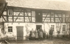 Postcard* Family in front of their farm building (AB)20614