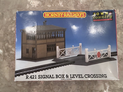 Hornby Railways - Town & Country Kit - R421 Signal Box & Level Crossing