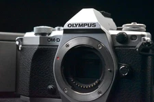 [US Duty Paid] Olympus OM-D E-M5 Mark II 16.1MP Digital SLR Camera Silver 8688