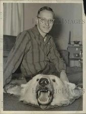 1964 Press Photo Ronald McCue with bear rug in his New York home - tua36259
