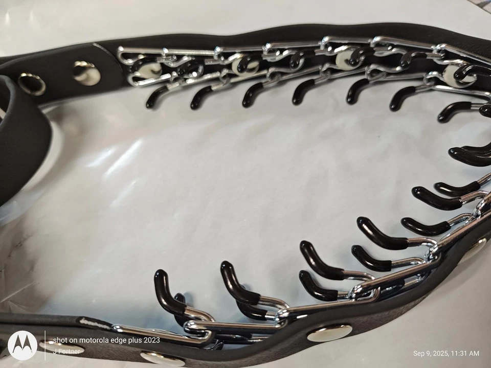 Coleira de treinamento Martingale cravejada de couro para cães grandes - Imagem 4 de 4