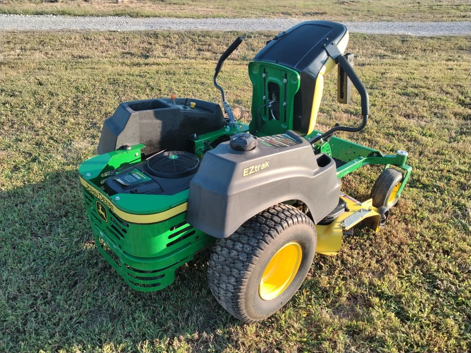 Z425 zero turn John Deere riding lawn mower for sale - Image 2 of 4