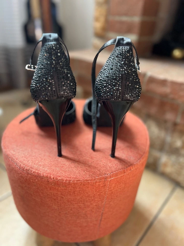 Décolleté in vera pelle, con cinturino alla caviglia, strass e tacco a spillo 10 - Immagine 3 di 4