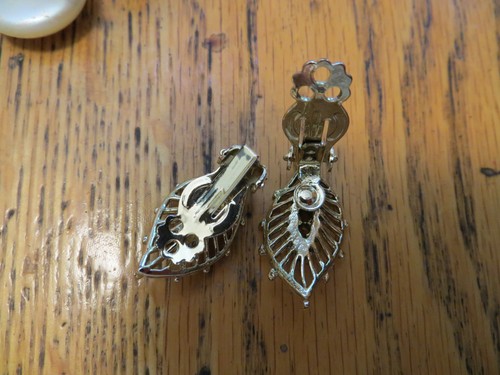 Vintage Leaf Clip Earrings Rhinestone Center-Non-Pierced --Great Look - Picture 2 of 2