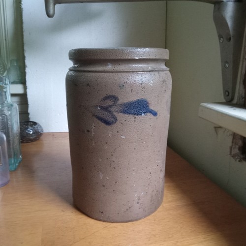 1860s SALT GLAZE STONEWARE CROCK JAR WITH COBALT WIPED DECORATION AROUND IT