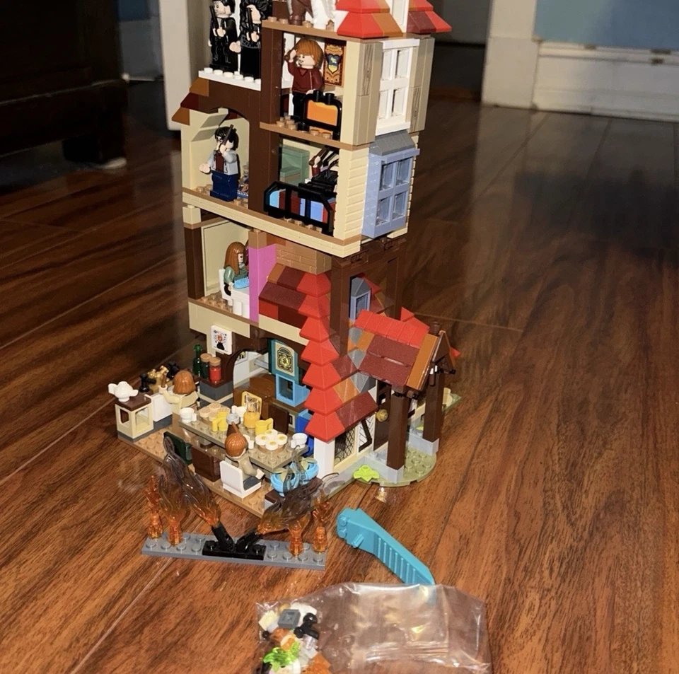 LEGO Harry Potter Attack on The Burrow 75980 Building Kit - Image 4 of 4