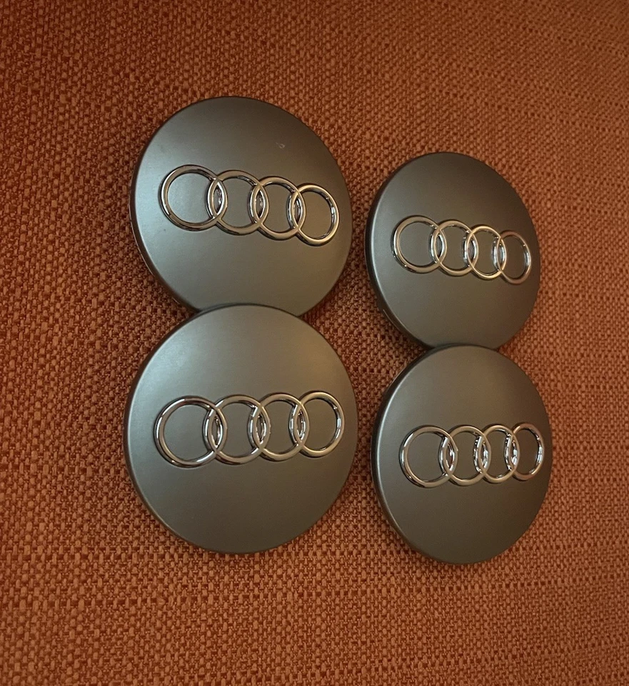 Комплект (4 шт.) сменных серых хромированных центральных колпаков ступицы обода колеса Audi 68 мм 4B0601170A - Изображение 2 из 4