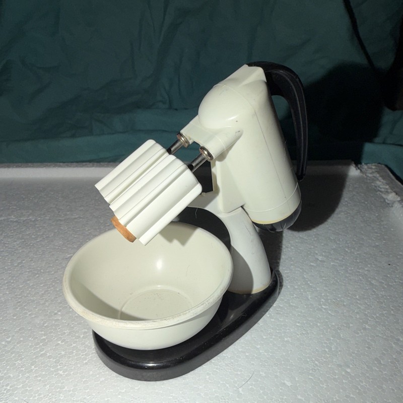 VTG 1950s Salt & Pepper Shakers Novelty Stand Mixer & Sugar Bowl.