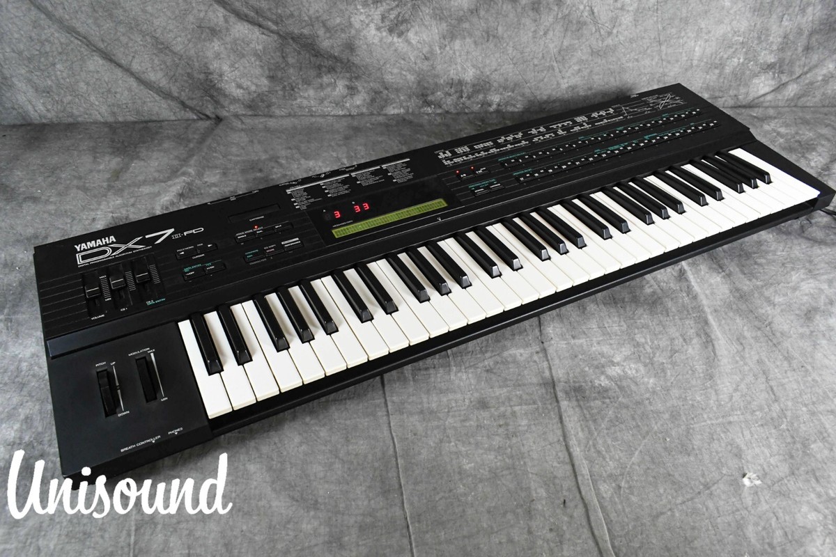 YAMAHA DX7 II FD Digital Programmable Algorithm Synthesizer in Very Good