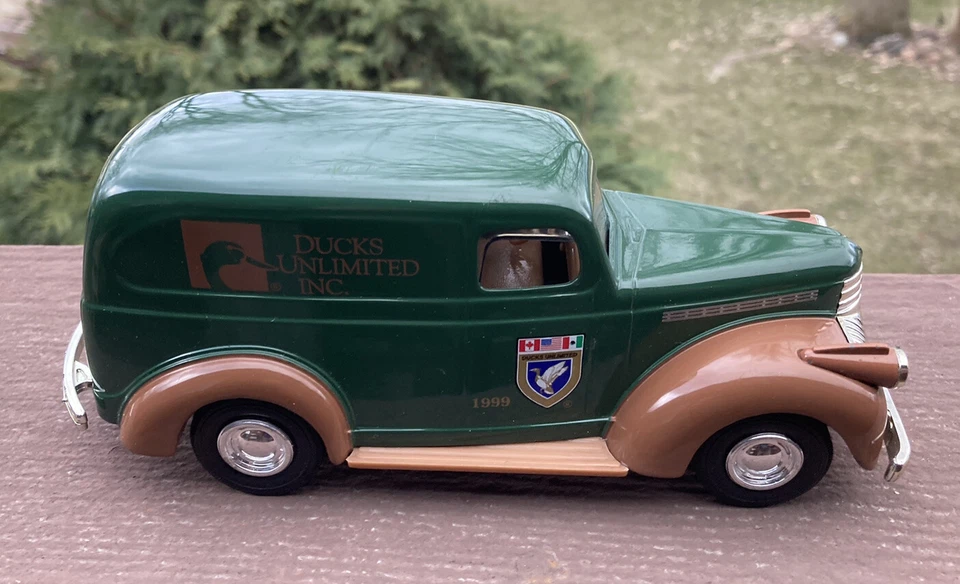 Chevrolet Suburban Ducks Unlimited 1946 diecast Bank Ertl coleccionables Foto 2 de 4