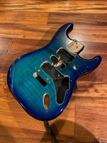 Genuine Fender Player Strat Stratocaster Flame Maple Plus Top Blueburst Body 4Lb - Foto 10 di 12