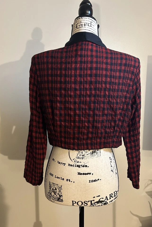 Blazer recortado de colección rojo y negro a cuadros de los años 80 Foto 3 de 4