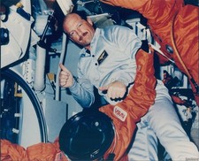 Rick Hauck Naranja Traje de Presión Parcial Astronauta NASA Foto de Prensa Histórica 8x10