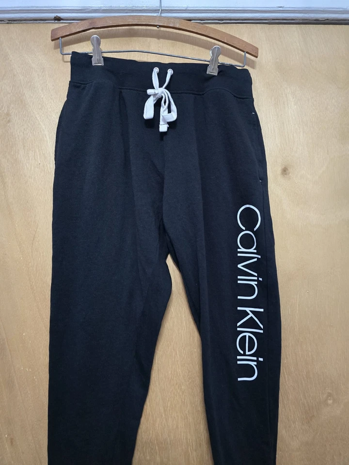 Pantalones deportivos Calvin Klein para mujer con logotipo negro recortados talla pequeña Foto 4 de 4