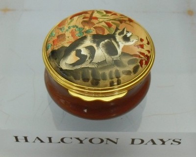 Halcyon Days/British Museum ''Cat Watching Insects'' japanische Seiden-Emaille-Box