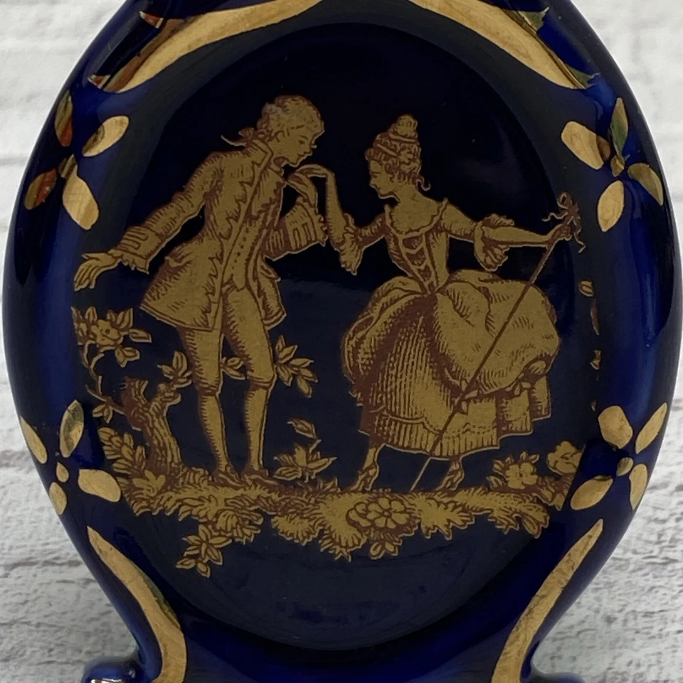 LIMOGES FRANCE MINIATURE COBALT BLUE & GOLD COURTING COUPLE STANDALONE PLAQUE~3” - Imagem 2 de 4