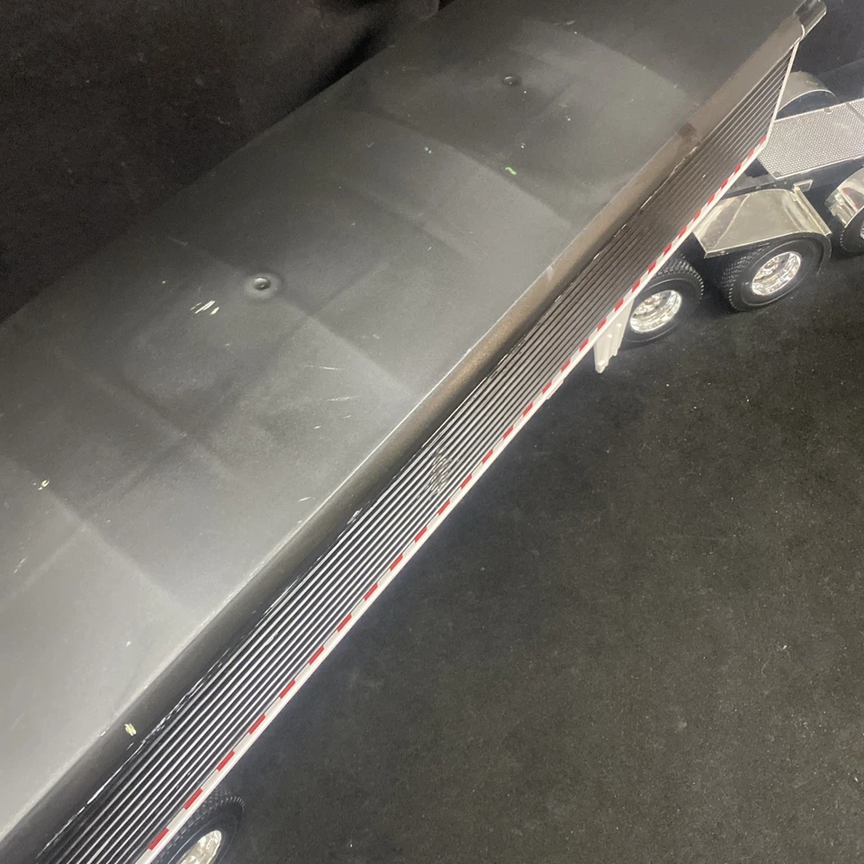 Camión semirremolque ERTL Big Farm de 18 ruedas con remolque Peterbilt luces bocina funciona Foto 3 de 4