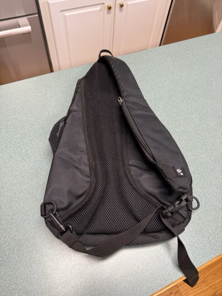 Mochila de día acolchada bandolera negra DC Sling Y2K Foto 3 de 4